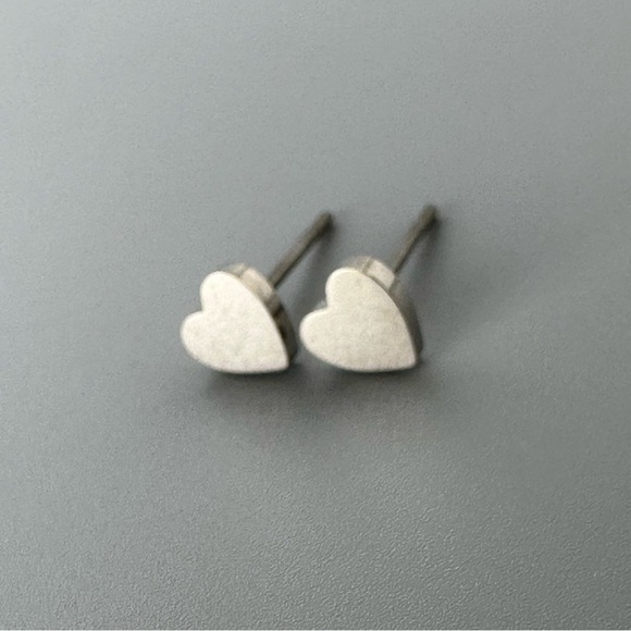 Titanium Heart Stud Earrings - Picture 6 of 10